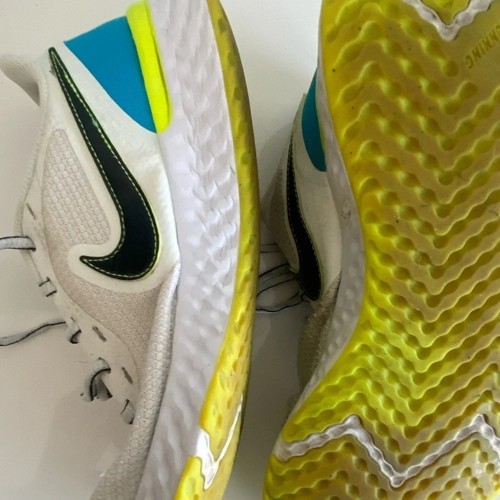 Nike Revolution 5 EXT CZ8591-102 White Black Neon Running Shoe Sneakers 9.5